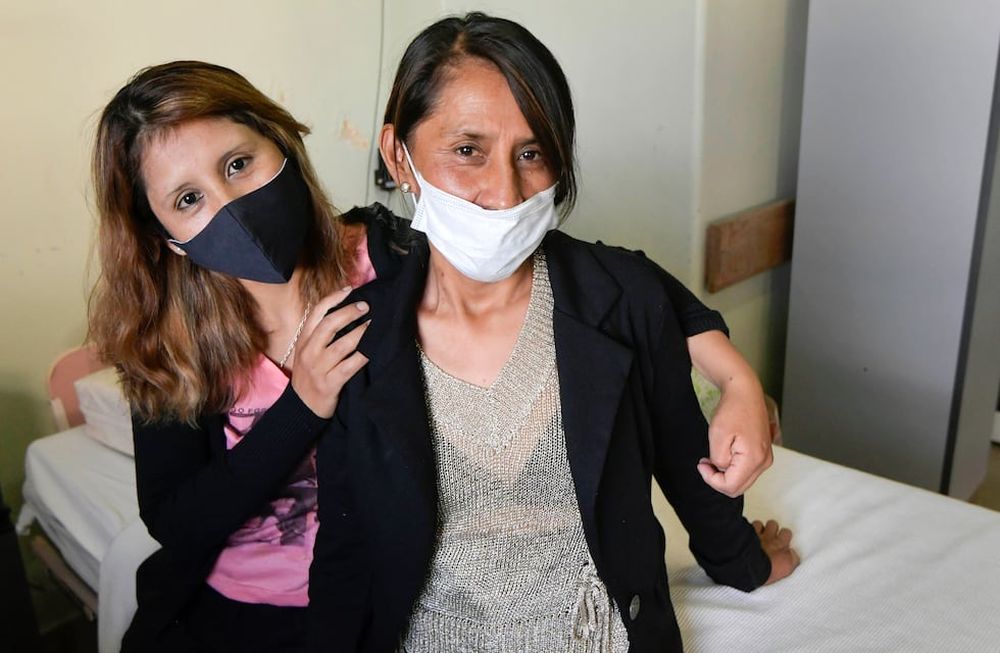 Norma y Yanina, felices tras recibir el alta ayer. Mientras estaban en los quirófanos, cada una preguntaba por la otra. Foto: Orlando Pelichotti / Los Andes