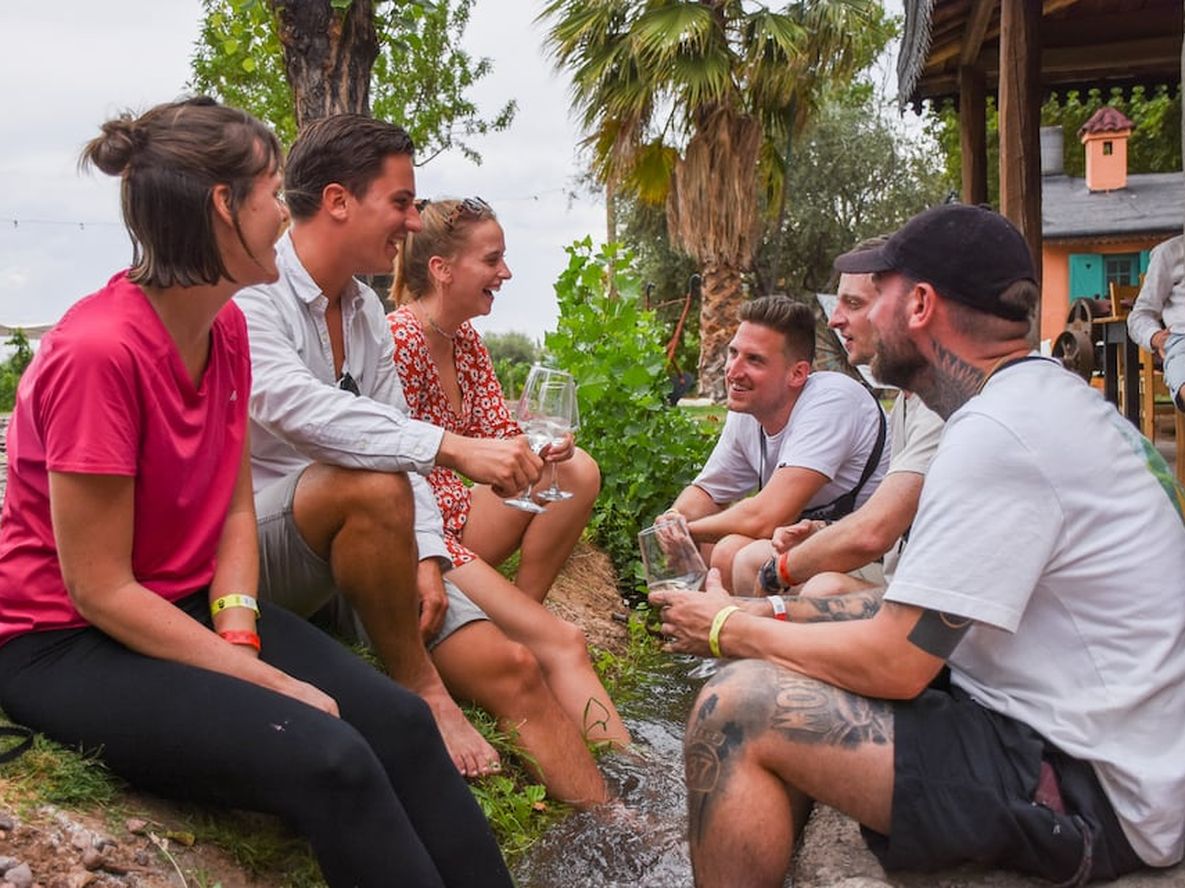 De diferentes paises llegan turistas a la provincia de Mendoza, una de las principales actividades es la visita a bodegas con degustaciones y recorridos. Foto: Mariana Villa / Los Andes