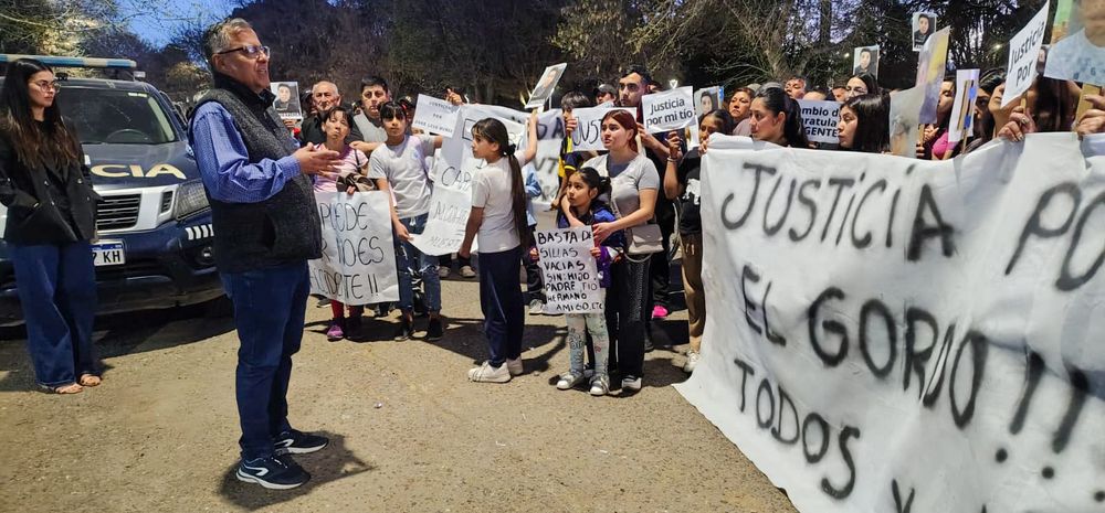 El abogado Lucio Chávez dialogó con los familiares de José Luis Núñez frente a la Comisaría 18, tras la movilización en reclamo de justicia.
