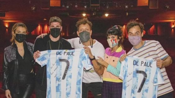 Fotografía subida a las redes sociales por Nico Vázquez junto a su equipo de actores, el jugador de la Selección Argentina y su pareja. / Gentileza