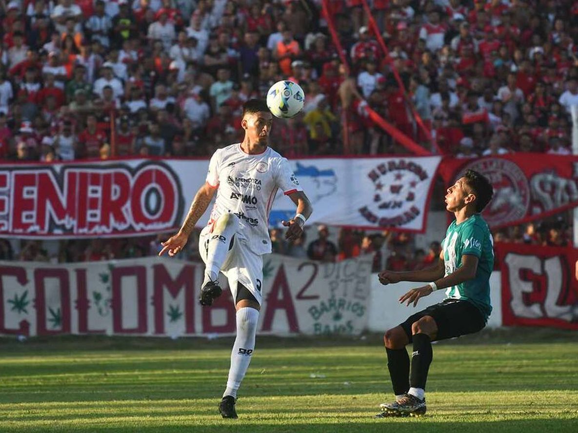 Fútbol Federal A. El goleador paraguayo, Pablo Palacios Alvarenga hizo doblete en su debut en Huracán Las Heras, que derrotó a Estudiantes de San Luis, en la primera fecha del torneo. Foto: José Gutierrez / Los Andes