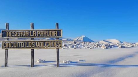 Los Andes | El impactante paisaje de La Payunia cubierta de nieve y que la hace ver como una postal del espacio. Foto: Gentileza Guardaparque Jimena Martínez Chaves