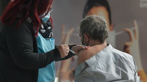 Los Andes | Continúa la vacunación de segunda dosis contra Covid 19 con Moderna y Sinopharm para completar el esquema de la primera dosis de la Sputnik V. Foto: Orlando Pelichotti / Los Andes