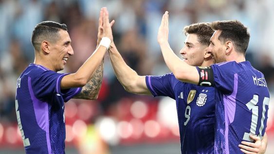 Abu Dhabi (United Arab Emirates), 16/11/2022.- Julian Alvarez of Argentina celebrates with teammates Angel di Maria (L) and Lionel Messi (R) after scoring the opening goal during the international friendly soccer match between the United Arab Emirates and Argentina in Abu Dhabi, UAE, 16 November 2022. Argentina is preparing for the FIFA World Cup 2022 in Qatar with their first match against Saudi Arabia on 22 November. (Futbol, Amistoso, Mundial de Fútbol, Arabia Saudita, Emiratos Árabes Unidos, Catar) EFE/EPA/ALI HAIDER