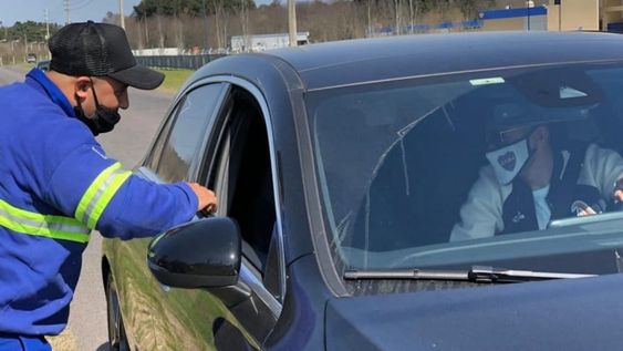 Diego Acosta, ex jugador de Lanús en inferiores, fue compañero de la Tota Salvio y hoy se reencontraron a la salida de la práctica Xeneize. / Gentileza.
