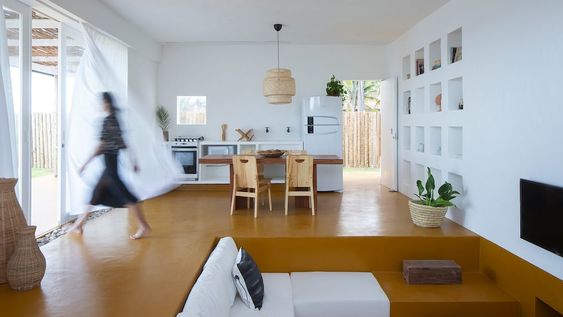 10 casas con sofás integrados en la arquitectura