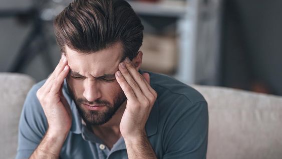 Detrás del dolor de cabeza recurrente puede esconderse la migraña, una condición neurológica compleja que, a menudo, permanece en las sombras por falta de un diagnóstico preciso.