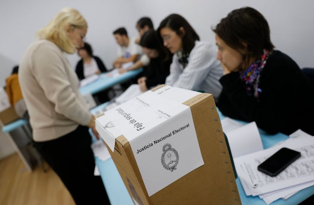 Todo ciudadano puede votar en el próximo balotaje del 19 de noviembre aunque haya faltado a su deber cívico este domingo. EFE/Mariscal