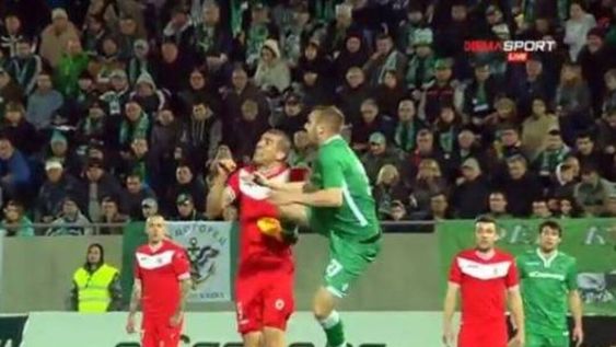 Un futbolista le pegó una tremenda patada de karateca a un adversario y el árbitro no cobró nada