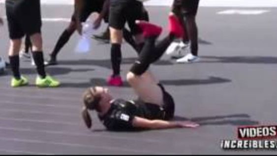 La chica futbolista que hace maravillas con la pelota en el club de Messi