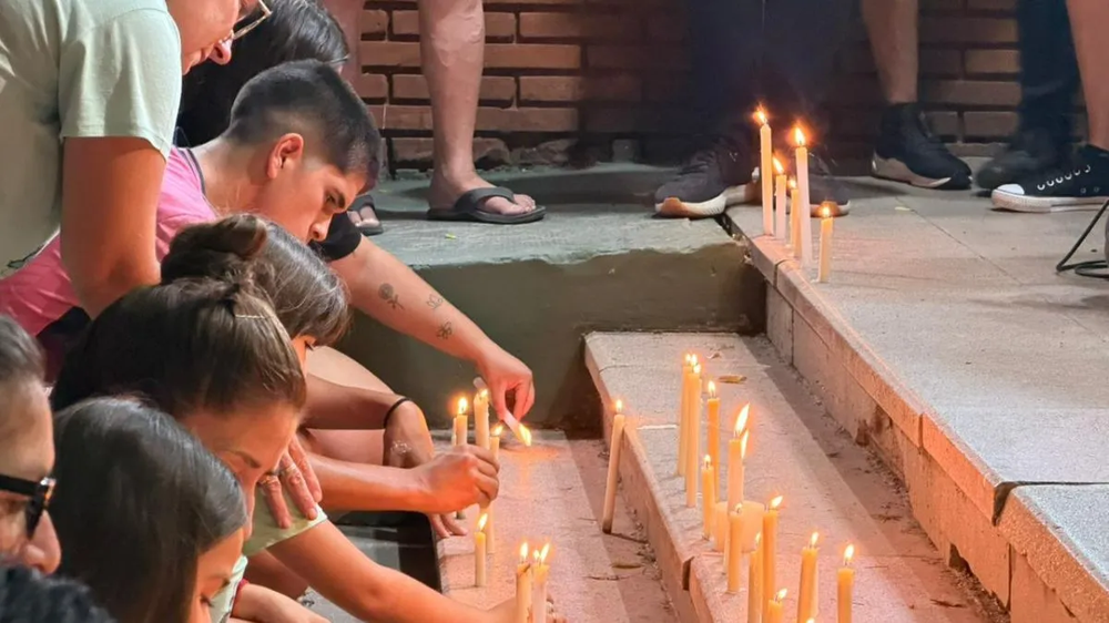 Desde las horas posteriores al hecho, se concentraron frente a la escuela, donde colocaron velas y carteles para recordar al joven