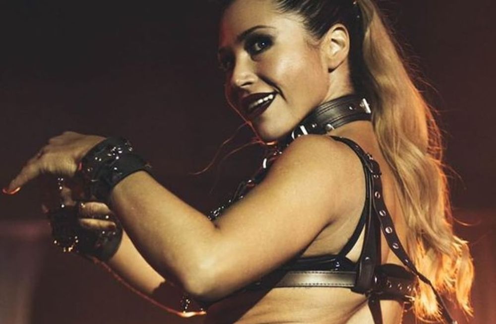 Solo con tiritas tapando su cuerpo, Adabel Guerrero hizo una invitación muy especial a sus seguidores