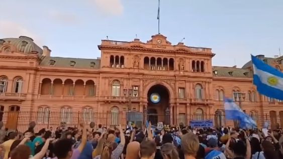 Militantes de LLA marcharon para protestar contra un supuesto fraude electoral. Foto Captura: YouTube / Agenda Solidaria Noticias