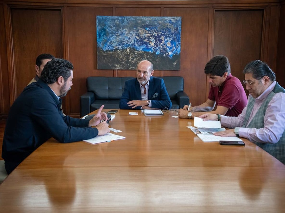 El ministro Vargas Arizu recibió a las autoridades del grupo mexicano Bebo. Foto: Ministerio Producción