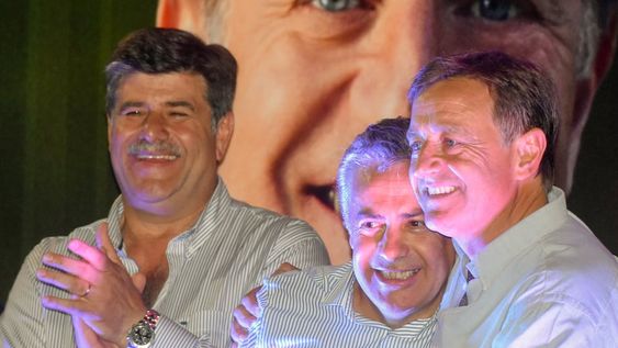 Hace un año Suárez y Abed festejaban con el entonces gobernador Cornejo la victoria electoral. Un año después, la gestión está marcada por el Covid-19.