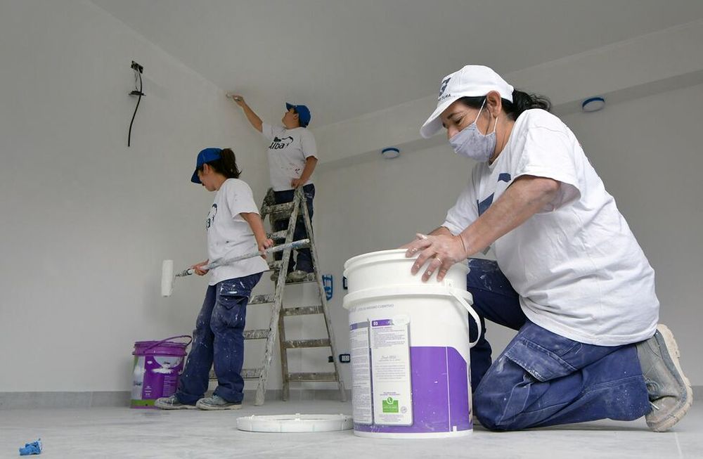 Pintoras de obra. Nancy Pallero (58), Ayelén Aybar (32) y su hermana Antonella Aybar (25) son pintoras de obra fina y gruesa.Foto. Orlando Pelichotti