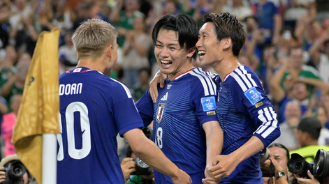 Ayase Ueda de Japón celebra su gol este sábado.