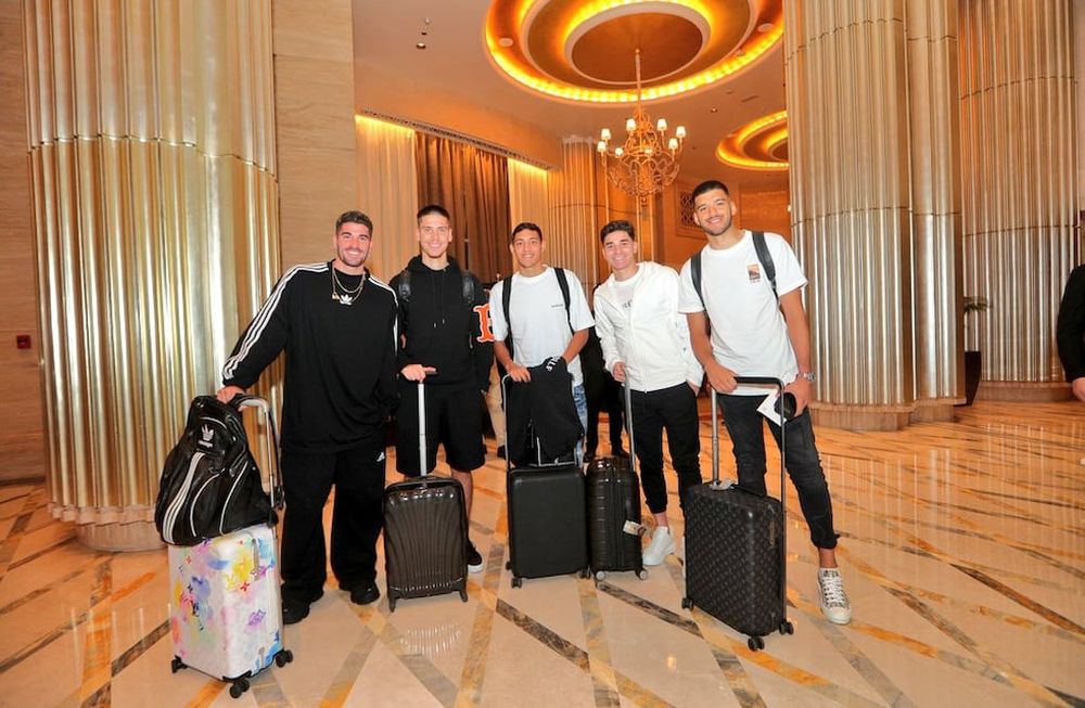 Los cordobeses Nahuel Molina y Julián Álvarez, más Rodrigo De Paul, Gerónimo Rulli y Juan Foyth se sumaron a la concentración del seleccionado argentino en Abu Dhabi. (@Argentina)