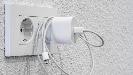 ¿es correcto dejar el cargador del telefono enchufado todo el tiempo?