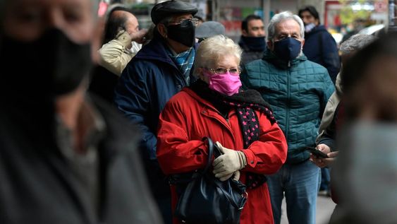 Colas de jubilados en el Banco Nación.