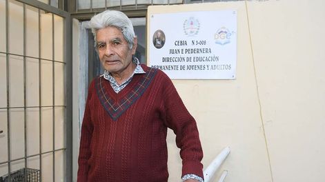 Los Andes | Entre las canciones melódicas, los boleros son la “especialidad” de don Nacho. Practica cada día para plasmar en papel con su letra las composiciones que tiene en la cabeza. | Foto: José Gutiérrez / Los Andes