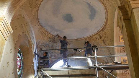 Los Andes | Un equipo de ingenieros patrimonialistas están realizando una restauración del edificio y de las pinturas del templo de la iglesia María Auxiliadora de Rodeo del Medio, Maipú. Foto: Marcelo Rolland / Los Andes