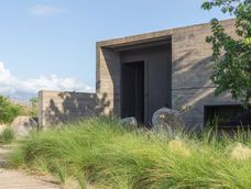 la increible tiny house que emerge del paisaje