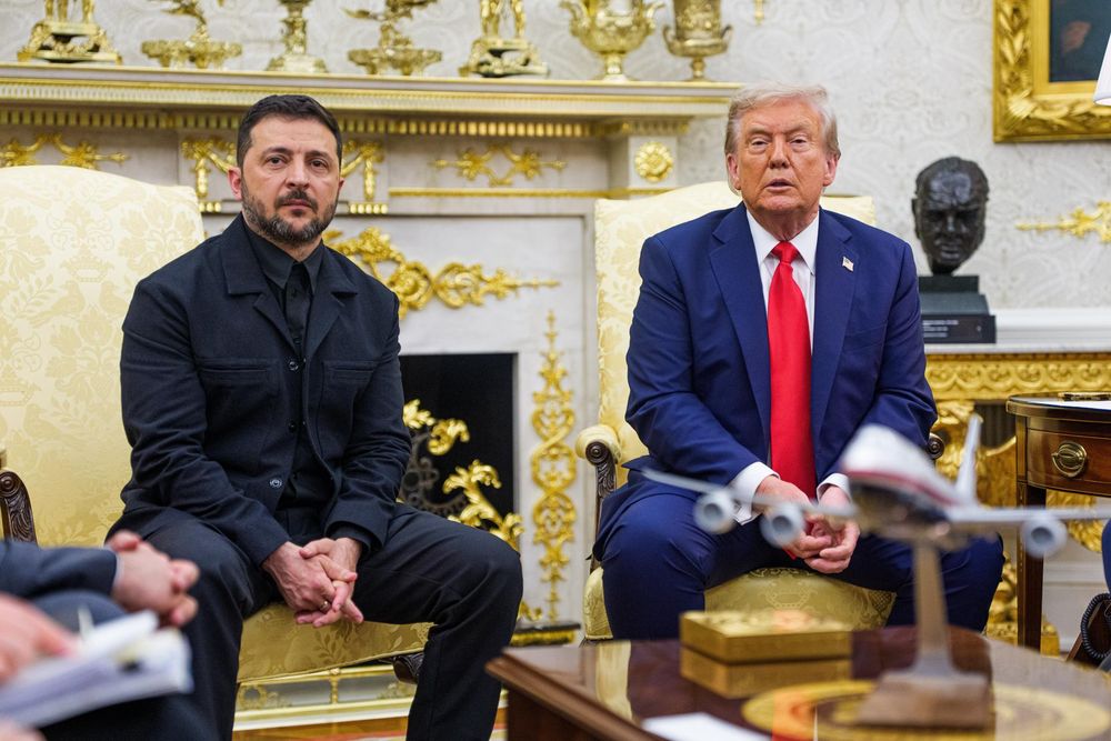 El presidente de los Estados Unidos, Donald J. Trump (der.), se reúne con el presidente ucraniano, Volodímir Zelenski, en la Oficina Oval de la Casa Blanca, en Washington D. C., EE. UU., el 18 de agosto de 2025. Los líderes europeos se encuentran en la Casa Blanca en apoyo del presidente Zelenski tras la reunión del presidente Trump con el presidente ruso, Vladimir Putin, en Anchorage, Alaska, EE. UU., el 15 de agosto de 2025.