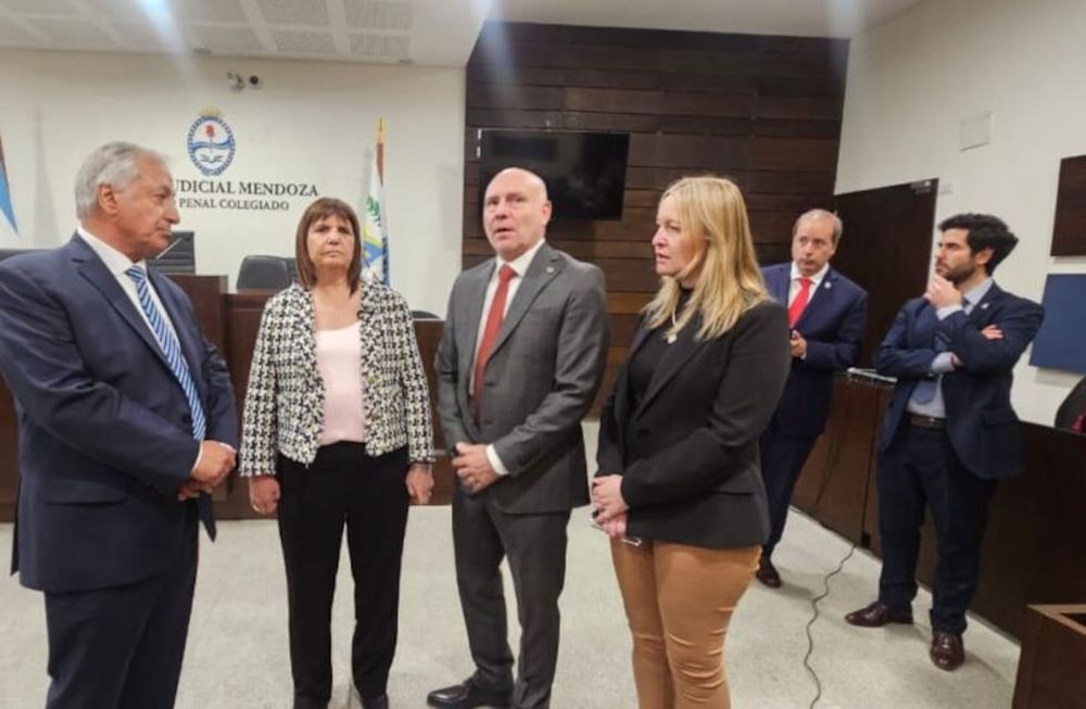 La Ministra de Seguridad de la Nación, Patricia Bullrich recorrió las instalaciones del Polo Judicial Penal junto con la Vicegobernadora, Hebe Casado, el presidente de la SCJ, Dalmiro Garay Cueli y el titular del MPF, Alejandro Gullé.