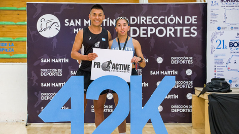 Los dos grandes protagonistas de la maratón esteña en 42k, Bruno Barsotti y Noelia Rodríguez.
