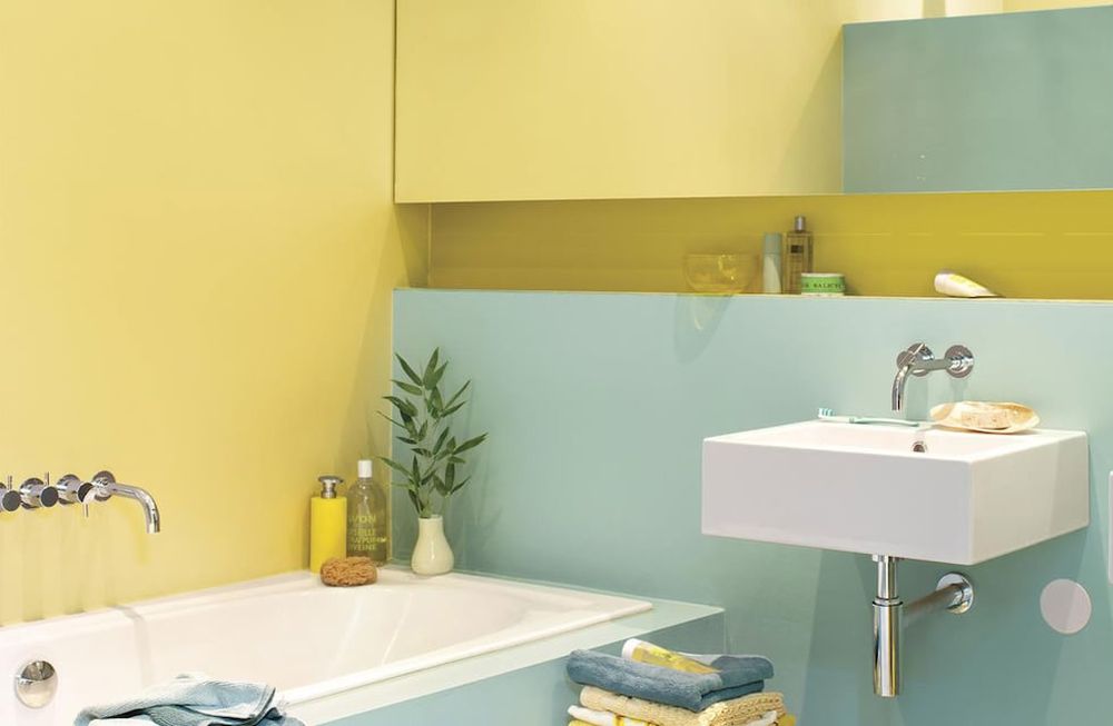 Trucos para agrandar el baño mediante el uso del color