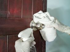 Limpiar las puertas de madera de forma suave y correcta, mantendrán su belleza y esencia durante más tiempo. Limpiar las puertas de madera de forma suave y correcta, mantendrán su belleza y esencia durante más tiempo.