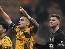 Lautaro Martínez junto a Josep Martínez, arquero del Inter de Milán