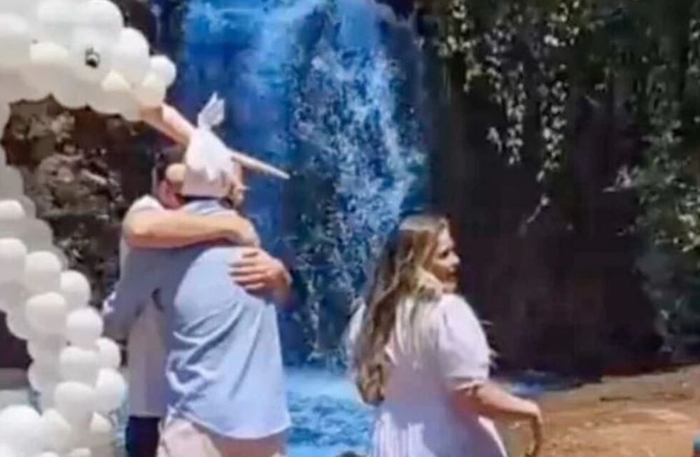 Tiñeron una cascada para revelar el sexo de su bebé