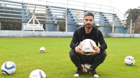 Nacho Scocco y la tribuna que lleva su nombre.  / Gentilez.a