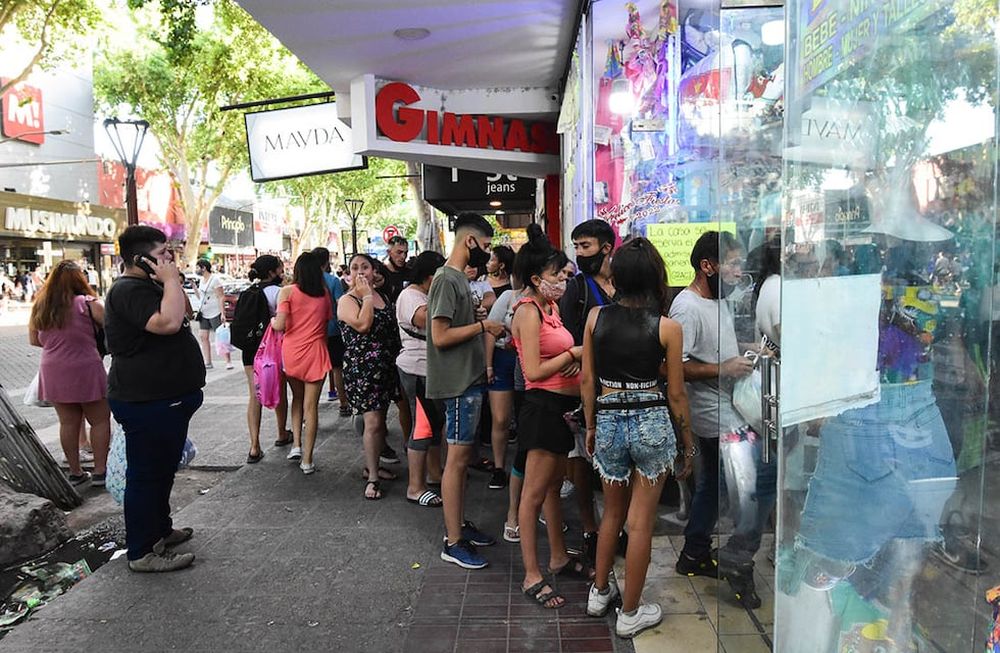 En la última semana han aumentado las ventas en alimentos, bebidas, juguetes y adornos navideños. Foto archivo: Mariana Villa / Los Andes
