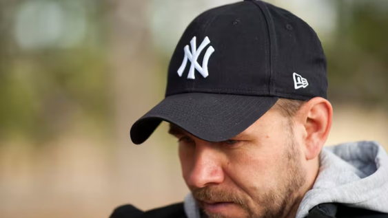 Usar gorra puede funcionar como una barrera emocional, según la psicología.