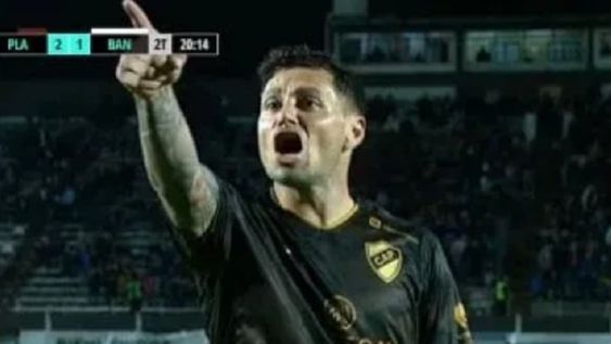 Después de empatar de penal, Zárate no festejó y fue a buscar a un hincha de Platense, al que después volvió a encarar cuando el Calamar se lo dio vuelta a Banfield. / Gentileza.