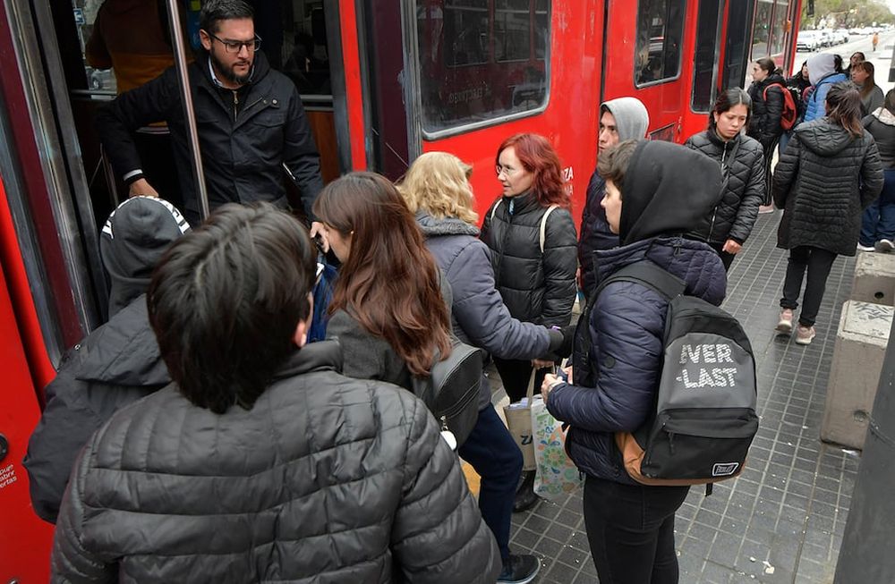Circulan audios con falsas alertas de robos y saqueos en el centro y en el transporte público de Mendoza. Foto: Orlando Pelichotti / Los Andes