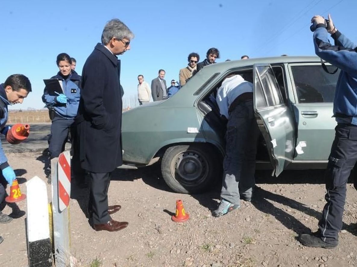 Reconstrucción la escena del supuesto “suicidio” en la ruta 7, con la participación del juez Walter Bento. / Archivo Los Andes.