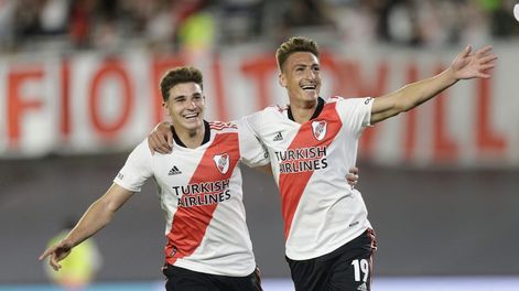 Los delanteros Julián Álvarez y Brian Romero fueron decisivos ante Argentinos Juniors en el partido de la Liga Profesional disputado en el estadio Monumental. (Fotobaires)