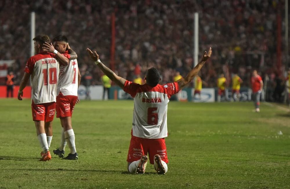 Apareció Alarcón y con un cabezazo metió el empate de Instituto ante Estudiantes de Caseros, en Alta Córdoba. (Facundo Luque / La Voz)