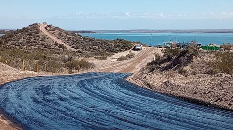 En octubre del año pasado, Vialidad asfaltó la calle del Perilago que corresponde al departamento de Rivadavia. Ahora, los lujaninos reclaman mejoras en la margen Norte del lago.