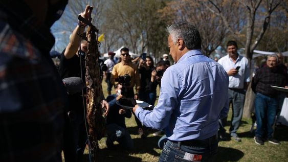 Alfredo Cornejo no dejó pasar la oportunidad de cortar un costillar. / Prensa