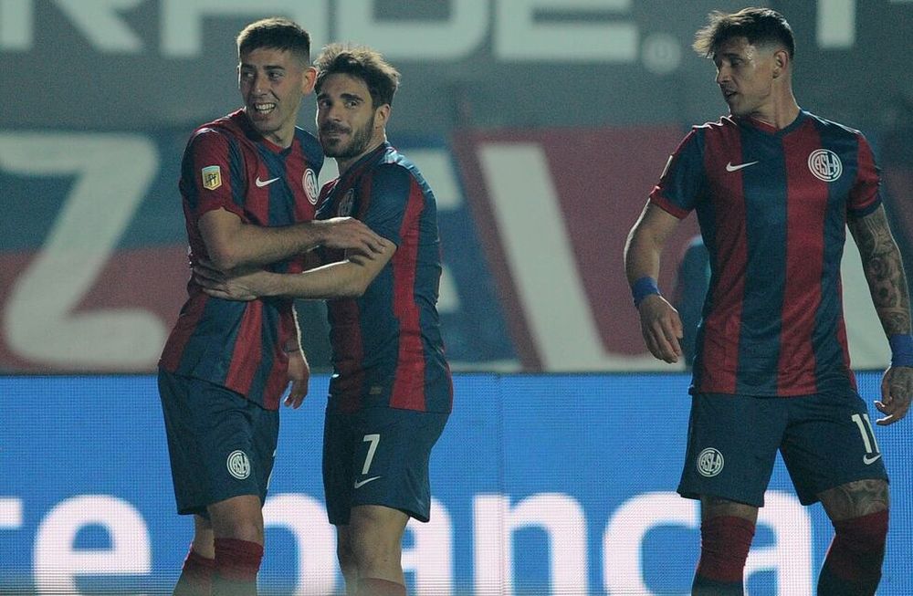 El sanrafaelino Hernández (izquierda) convirtió su primer gol en Primera.