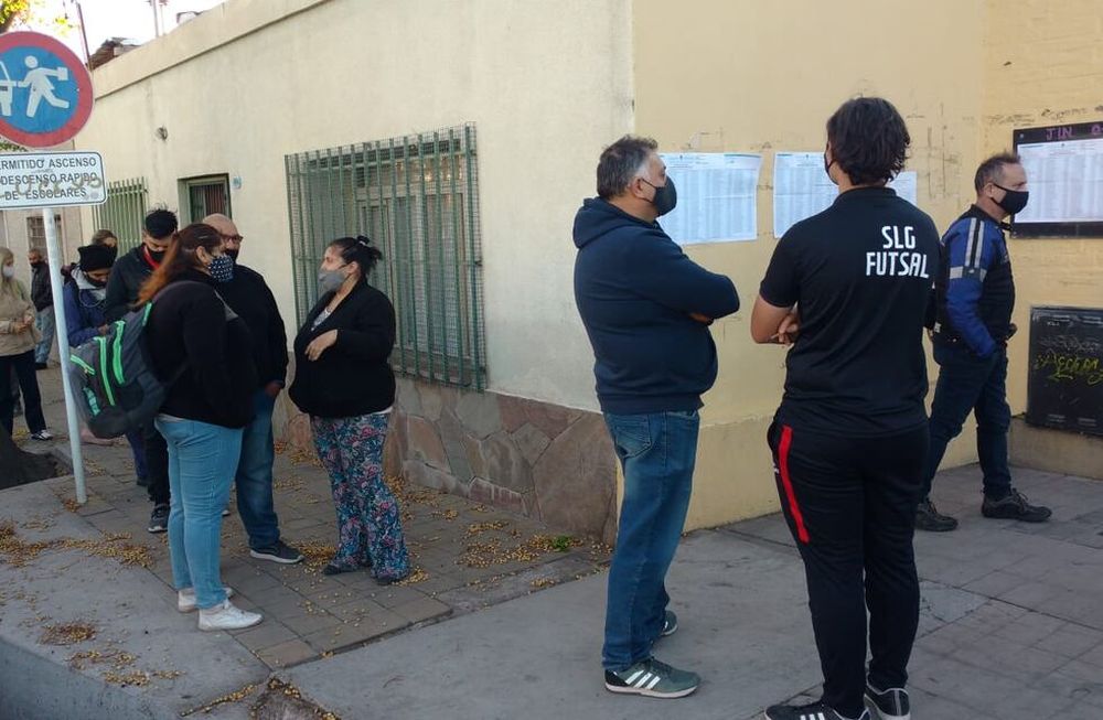 Preparando cuarto oscuro en escuela Leandro Alem de Guaymallén / José Gutiérrez- Los Andes