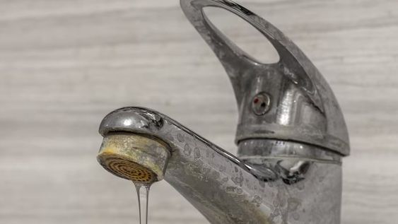 Cómo limpiar el sarro en la mesada de la cocina para ahorrar tiempo y dinero.