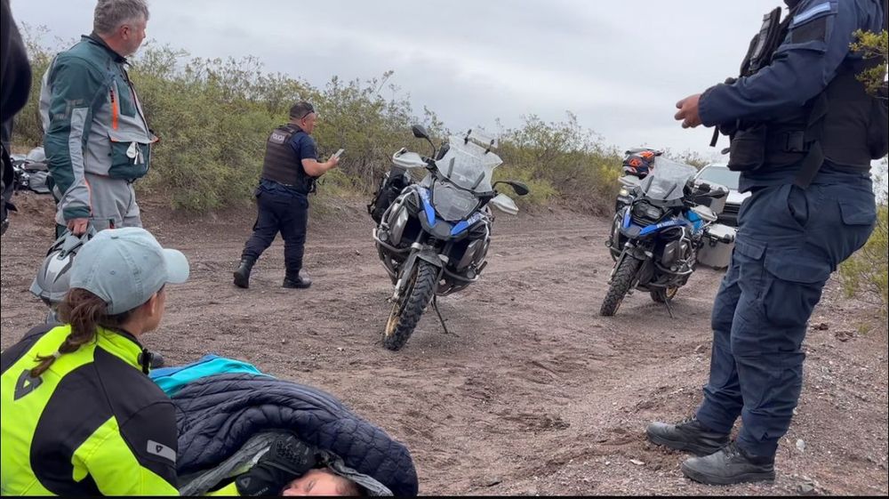 Personal policial y de emergencias asistió a una pareja de turistas tras el accidente ocurrido sobre la Ruta 40 vieja, San Carlos.