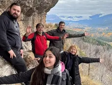 La familia que viajaba en la camioneta que cayó 80 metros por una barranco.&nbsp;