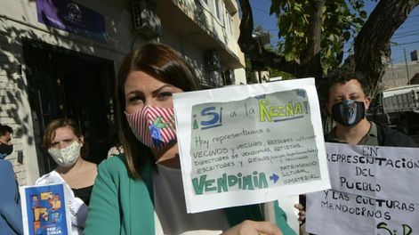 Los Andes | Paula García, quien fuera reina Nacional de la Vendimia en representación de Guaymallén, encabezó la manifestación de hoy en la explanada de la Municipalidad. Piden se dé marcha atrás con la decisión de no elegir más reinas y anticipan que, de todos modos